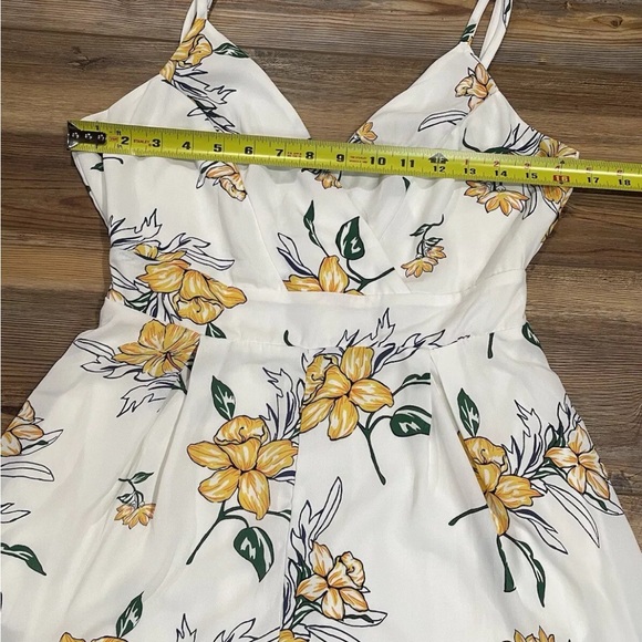 NEW Sienna Sky White Yellow Floral Shorts Romper Medium Back Tie Open Summer - Picture 8 of 8